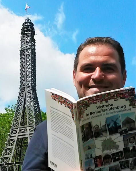 Smiling Berlin Verlag Inhaber Lasse Walter, die idealen Berlin Geschenke und Kultbücher für Berlin Besucher und Berliner, Berlin Buch, Geschenk Buch, Kult-Buch, Mitbringsel, Berlingeschenk Berlin, Bildband, lustige Buch Berlin mit lustige Bilder Berlin, Berlin Verlag, Verlag Berlin, Smiling Berlin Verlag, Berlin Buch, Buch Berlin, Bildband Berlin, Berliner Weihnachtsbuch, Weihnachten Berlin, Weihnachtsgeschenk Berlin, Geschenkidee Berlin, Geschenkbücher, Geschenk Berlin, Festival of lights, Illumination, Fotografie, Kalender Berlin, Kunstkalender Berlin, Berlin Lights, das ideale Berlin Geschenk, Berlin Besucher, Berlin Buch, Geschenk Buch Berlin, lustige Bilder Berlin, Fridolin der Schneemann, "Hundeshauptstadt Berlin", Das Hundebuch Berlin , Berliner mit Hund, Hauptstadt-Hundebuch, Leben mit Hund in der Hundehauptstadt Berlin, Portraits von Berliner Hundebesitzern, Berlin aus Hundeperspektive, unterhaltsames Hundebuch, Hunde Geschenk, Hundebuch Berlin, Hund Berlin, Hundebuch, Berlin mit Hund, Hundeblick, Berlin Hund, Hundebesitzer, Hundeliebhaber, Hundefans, Hundehauptstadt, Portraits, Stadtführer für Hunde, Hundefreunde, Wirtschaftsfaktor Hund, Flirtfaktor Hund, Kollege Hund, Hundekot Berlin, Hundethemen Berlin, unterwegs in Berlin, Hundeblick, Berliner Schnauze, mit Hund durch Berlin, Hundeauslaufgebiete Berlin, Hundeplatz Berlin, Geschenkbuch, Familienbuch, Kinderbuch, Berlin, Buch, Abenteuer in Berlin, Jung und Alt, Elch, Älgi, Wolf Schrankl, Abenteuer eines eingewanderten Stoffelchs, Notes, Stadtbild, Hommage, of Berlin, Notizen, Stoffelch, Kuscheltier, Weltreise in Berlin Brandenburg, Selfie, Berlin, Potsdam, Foto, Guide, Metropolen, Sightseeing, Urlaubsfotos, Schnappschuss, Urlaubsfotos, Stadtführer, Eiffelturm, Pyramiden, Fun, Fake, Original, Grachten, Windmühlen, London, Bali, Fotoguide, Berlinbuch, Smiling, Berlin